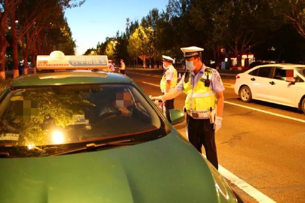 無用功！酒駕司機(jī)為躲避處罰“耍花招”，連吹15次測試儀